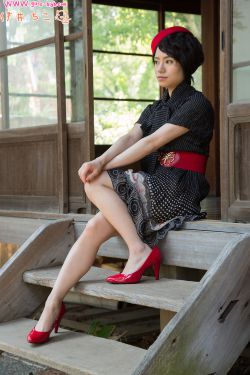 白丝黑裙少妇